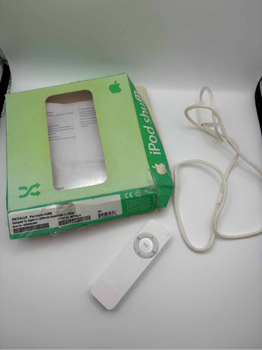 Apple White iPod‎ Shuffle (1st Gen) with White Lanyard Original Box Charges
